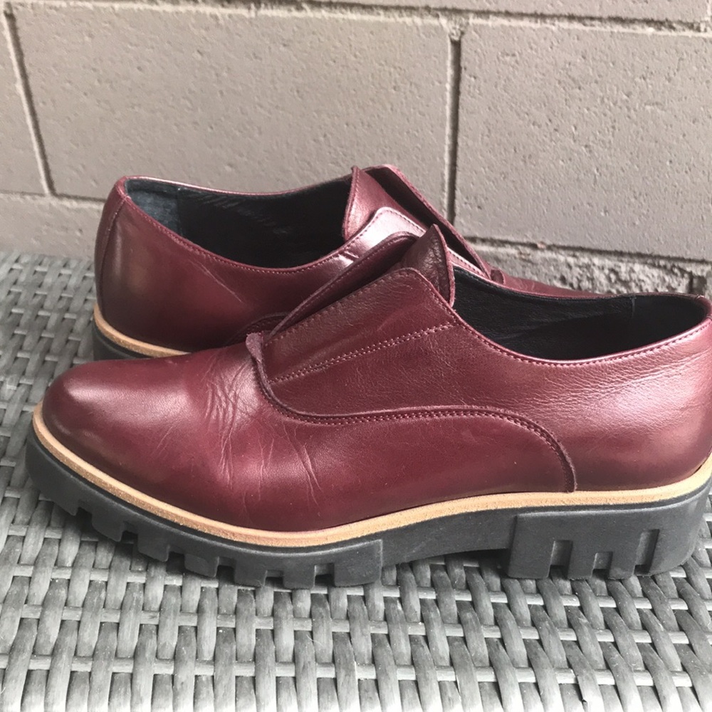 ladies Ateliers slip on Oxford shoes made in Italy, leather upper w/waffle sole